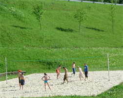 eine gruppe von leuten, die volleyball an einem strand spielen
