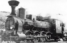 Alte Lokomotive auf den Bahngleisen